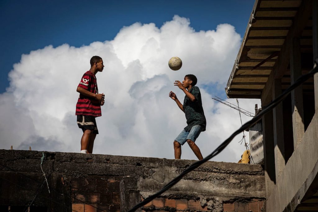 Jovens do Jacarezinho recebem apoio da Ong Viva Jacarezinho pra conseguir construir um futuro longe da violência