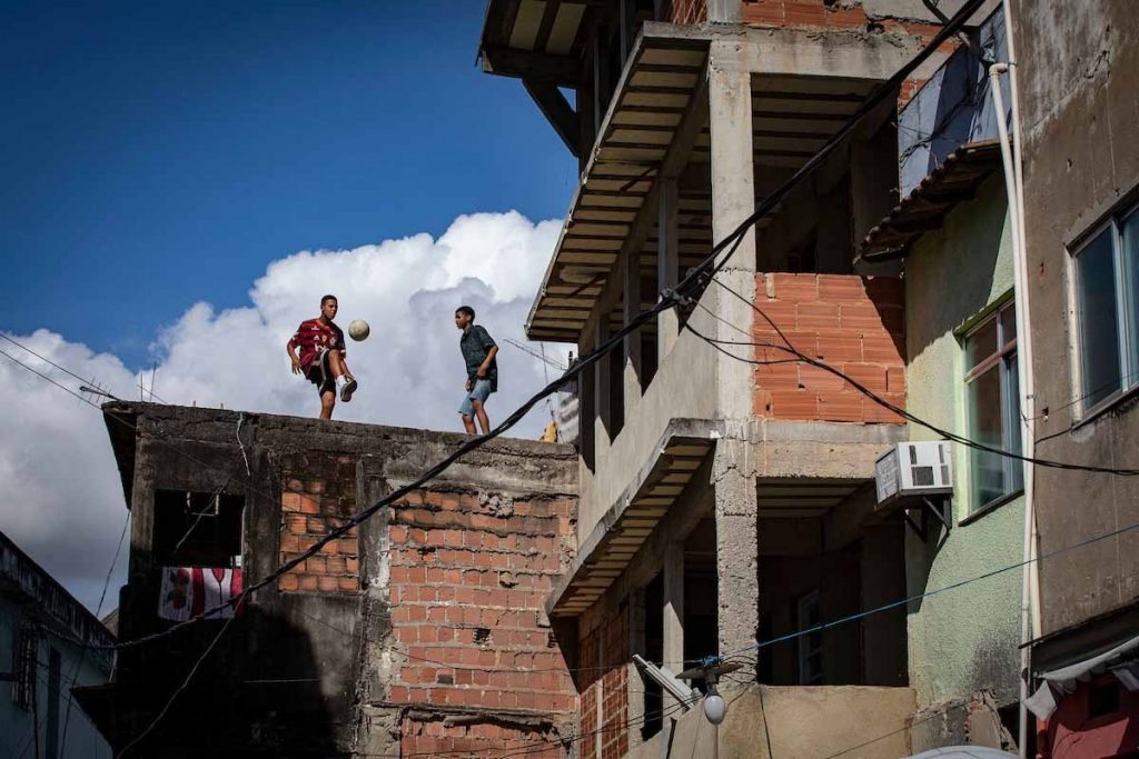 Jovens do Jacarezinho recebem apoio da Ong Viva Jacarezinho pra conseguir construir um futuro longe da violência