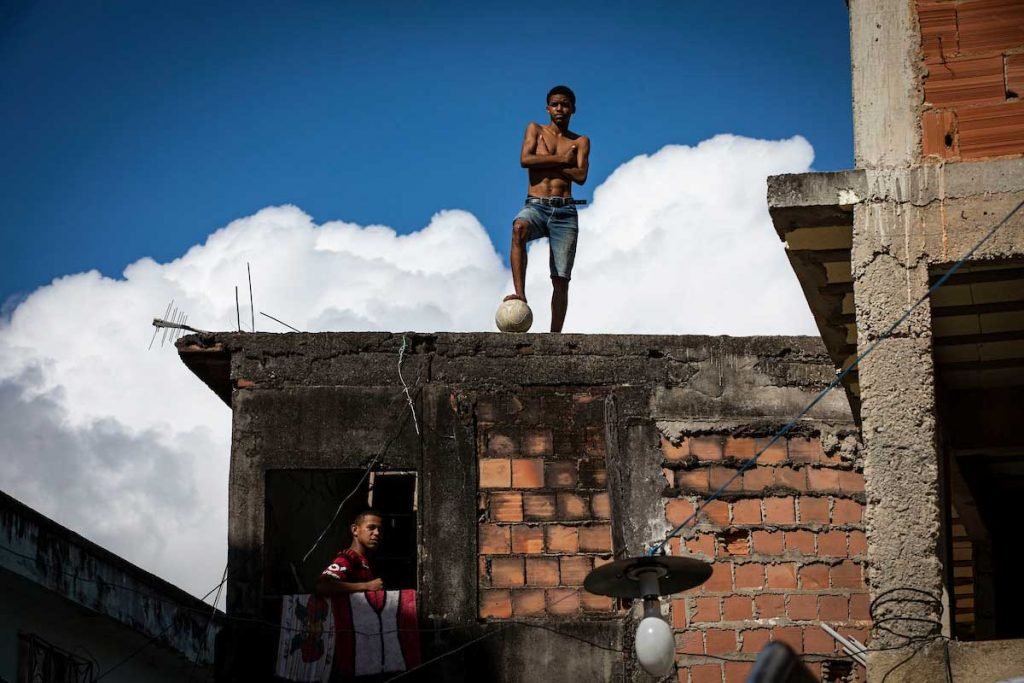 Jovens do Jacarezinho recebem apoio da Ong Viva Jacarezinho pra conseguir construir um futuro longe da violência