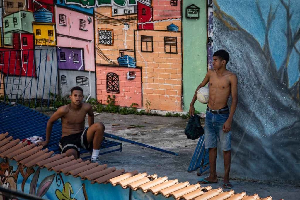 Jovens do Jacarezinho recebem apoio da Ong Viva Jacarezinho pra conseguir construir um futuro longe da violência