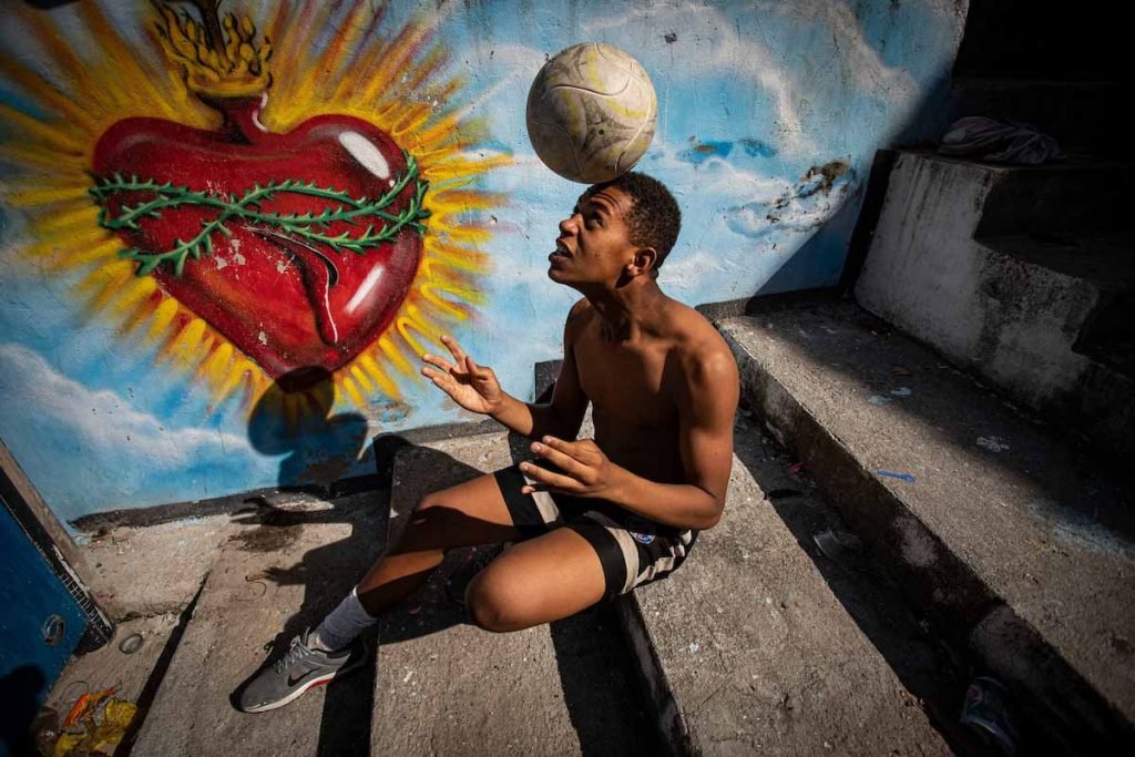 Jovens do Jacarezinho recebem apoio da Ong Viva Jacarezinho pra conseguir construir um futuro longe da violência
