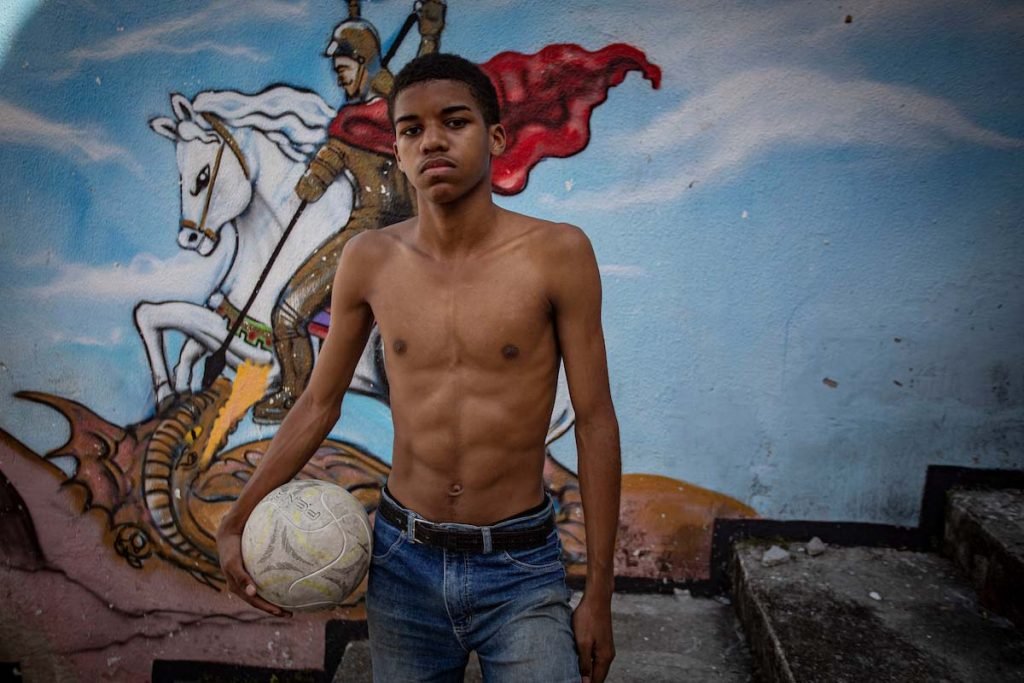 Jovens do Jacarezinho recebem apoio da Ong Viva Jacarezinho pra conseguir construir um futuro longe da violência