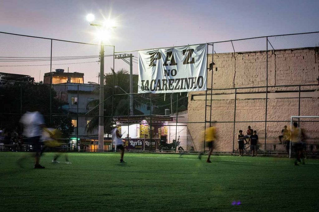 Jovens do Jacarezinho recebem apoio da Ong Viva Jacarezinho pra conseguir construir um futuro longe da violência