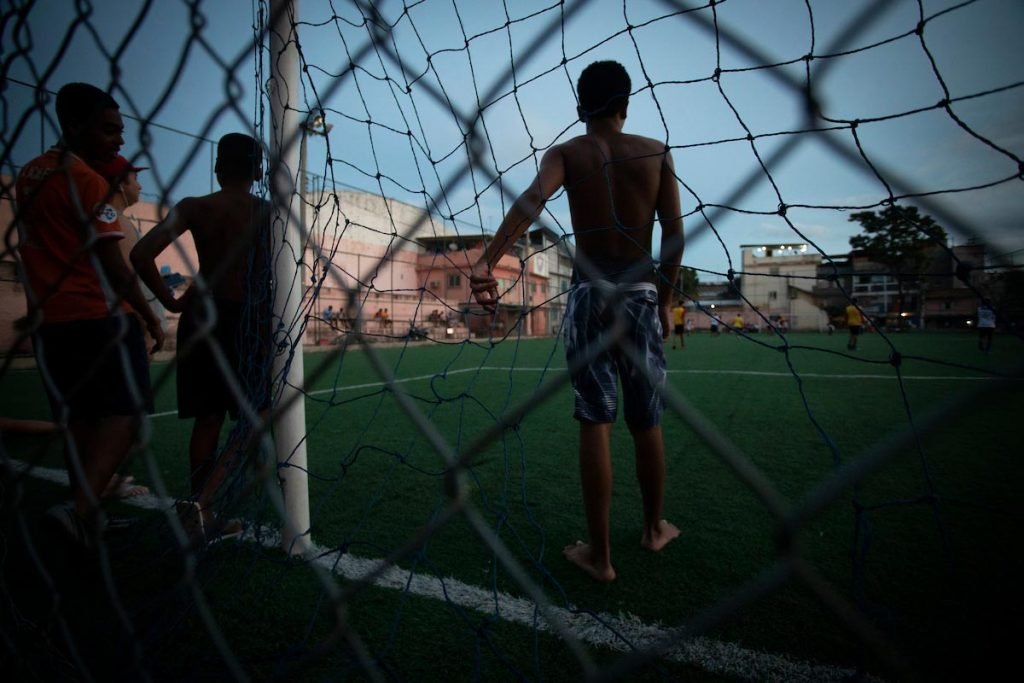 Jovens do Jacarezinho recebem apoio da Ong Viva Jacarezinho pra conseguir construir um futuro longe da violência