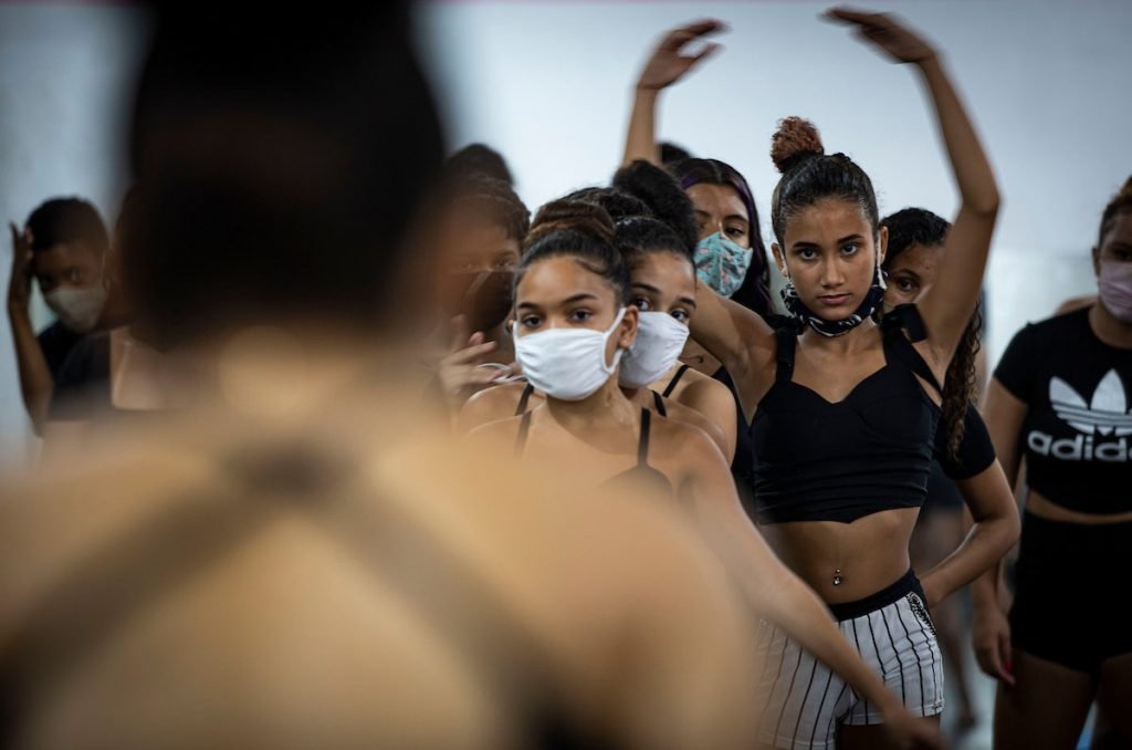 Jovens do Jacarezinho recebem apoio da Ong Viva Jacarezinho pra conseguir construir um futuro longe da violência