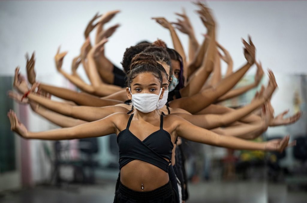 Jovens do Jacarezinho recebem apoio da Ong Viva Jacarezinho pra conseguir construir um futuro longe da violência