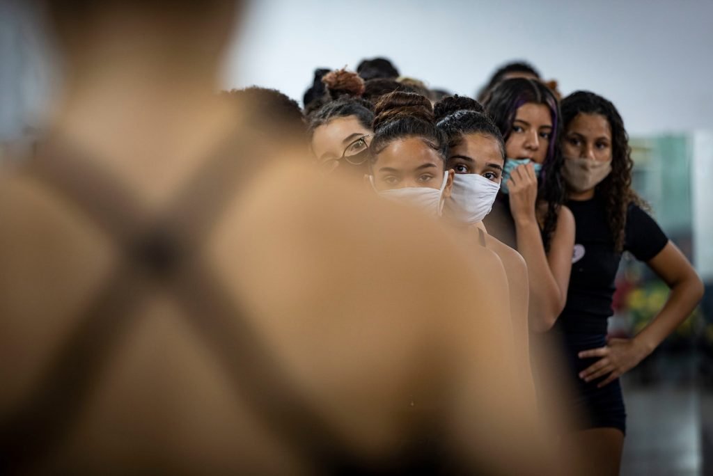 Jovens do Jacarezinho recebem apoio da Ong Viva Jacarezinho pra conseguir construir um futuro longe da violência
