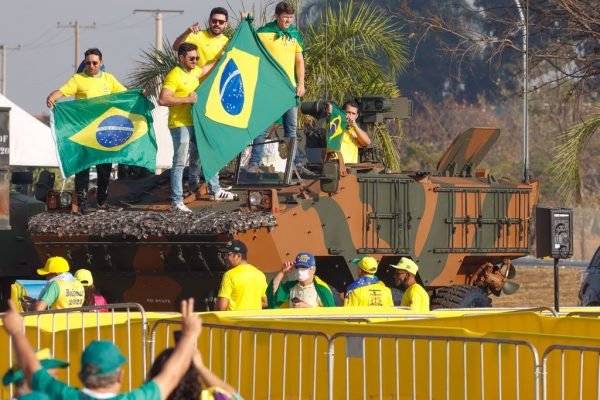 Apoiadores do governo bolsonaro chegam a área reservada na Solenidade Cívica de Hasteamento da Bandeira em brasilia 3