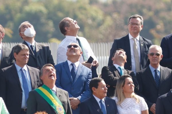 Solenidade Cívica de Hasteamento da Bandeira em comemoração ao dia da independência no Palácio da Alvorada. Autoridades acompanham a apresentação dos paraquedistas 7 de setembro governo bolsonaro 9