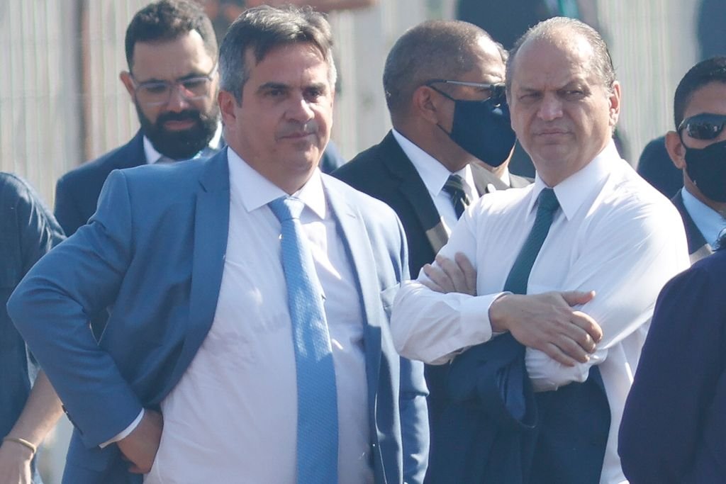 No protesto do dia 7 de setembro, os correligionários Ciro Nogueira e Ricardo Barros aparecem sem máscara, de roupa social, com expressão pensativa entre seguranças e autoridades - Metrópoles