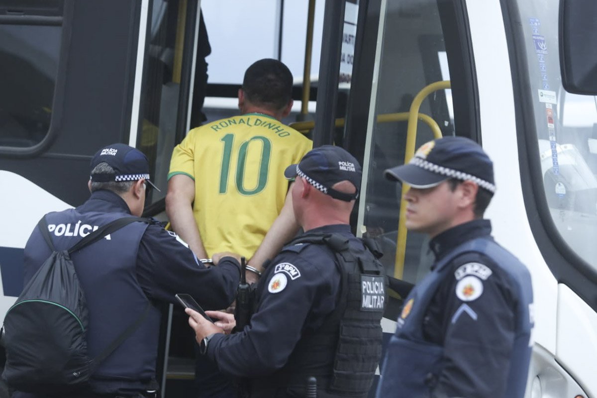 manistestantes bolsonaristas terroristas são presos ou detidos após invasão ao palácio do Planalto em brasília 8