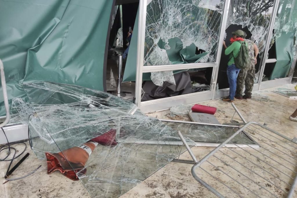 Manifestantes bolsonaristas invadem e destroem o prédio do Supremo Tribunal Federal (STF). Os terroristas andam pela lateral do prédio, jogando móveis no chão e quebrando vidraças - Metrópoles