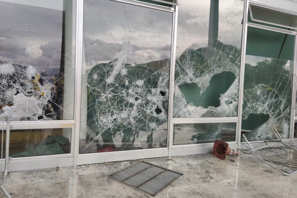 Manifestantes bolsonaristas invadem e destroem o prédio do Supremo Tribunal Federal (STF). Os terroristas andam pela lateral do prédio, jogando móveis no chão e quebrando vidraças - Metrópoles