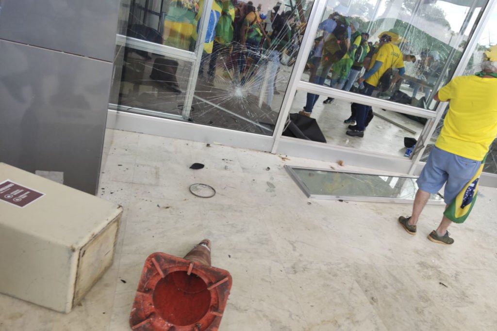 Manifestantes bolsonaristas invadem e destroem o prédio do Supremo Tribunal Federal (STF). Os terroristas andam pela lateral do prédio, jogando móveis no chão e quebrando vidraças - Metrópoles