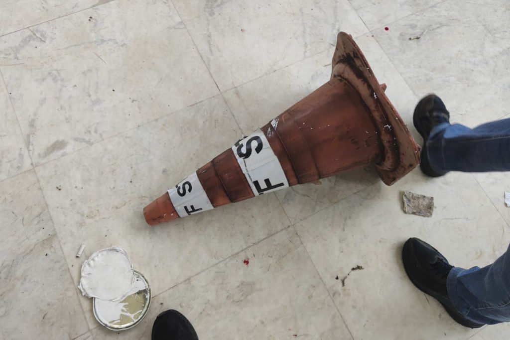 Manifestantes bolsonaristas invadem e destroem o prédio do Supremo Tribunal Federal (STF). Os terroristas andam pela lateral do prédio, jogando móveis no chão e quebrando vidraças - Metrópoles