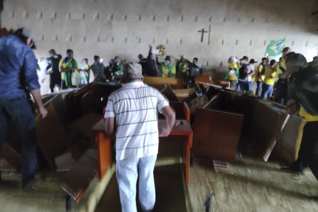 Manifestantes bolsonaristas invadem e destroem o prédio do Supremo Tribunal Federal (STF). Os terroristas andam pelo auditório do tribunal, jogando móveis no chão, com muitas cadeiras e mesas reviradas - Metrópoles