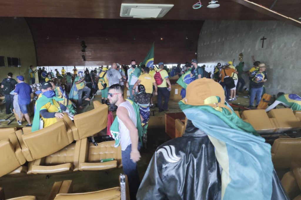 Manifestantes bolsonaristas invadem e destroem o prédio do Supremo Tribunal Federal (STF). Os terroristas andam pelo auditório do tribunal, jogando móveis no chão, com muitas cadeiras e mesas reviradas - Metrópoles