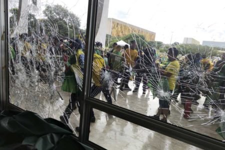 Manifestantes bolsonaristas invadem e destroem o prédio do Supremo Tribunal Federal (STF). Os terroristas andam pela lateral do prédio, jogando móveis no chão e quebrando vidraças - Metrópoles