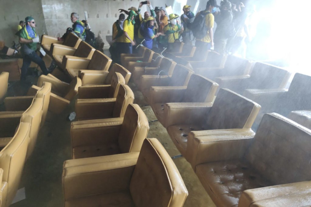 Manifestantes bolsonaristas invadem e destroem o prédio do Supremo Tribunal Federal (STF). Os terroristas andam pelo auditório do tribunal, jogando móveis no chão, com muitas cadeiras e mesas reviradas - Metrópoles