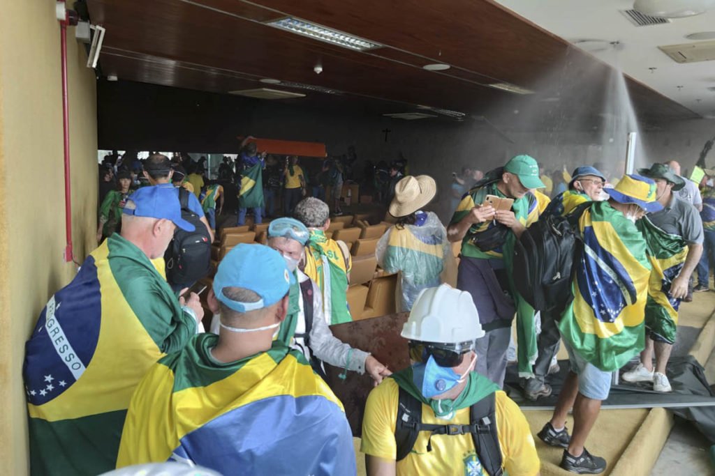 Manifestantes bolsonaristas invadem e destroem o prédio do Supremo Tribunal Federal (STF). Os terroristas andam pelo auditório do tribunal, jogando móveis no chão, com muitas cadeiras e mesas reviradas - Metrópoles