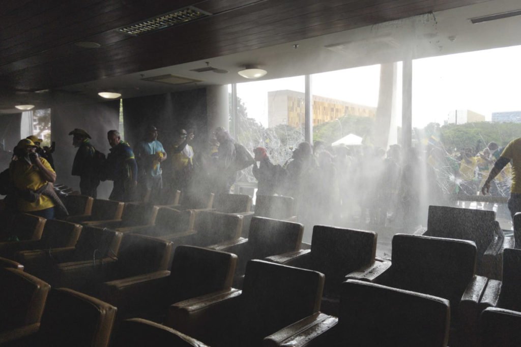 Manifestantes bolsonaristas invadem e destroem o prédio do Supremo Tribunal Federal (STF). Os terroristas andam pelo auditório do tribunal, jogando móveis no chão, com muitas cadeiras e mesas reviradas - Metrópoles