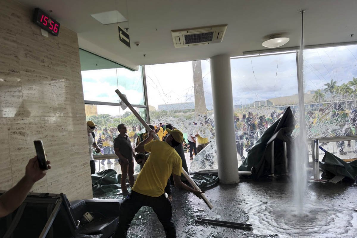 Vídeo STF Manifestantes invadem e destroem o prédio do Supremo Tribunal Federal (STF). Os terroristas andam pela parte de dentro do prédio, jogando móveis no chão e quebrando vidraças. Muitos escombros aparecem destroçados - Metrópoles