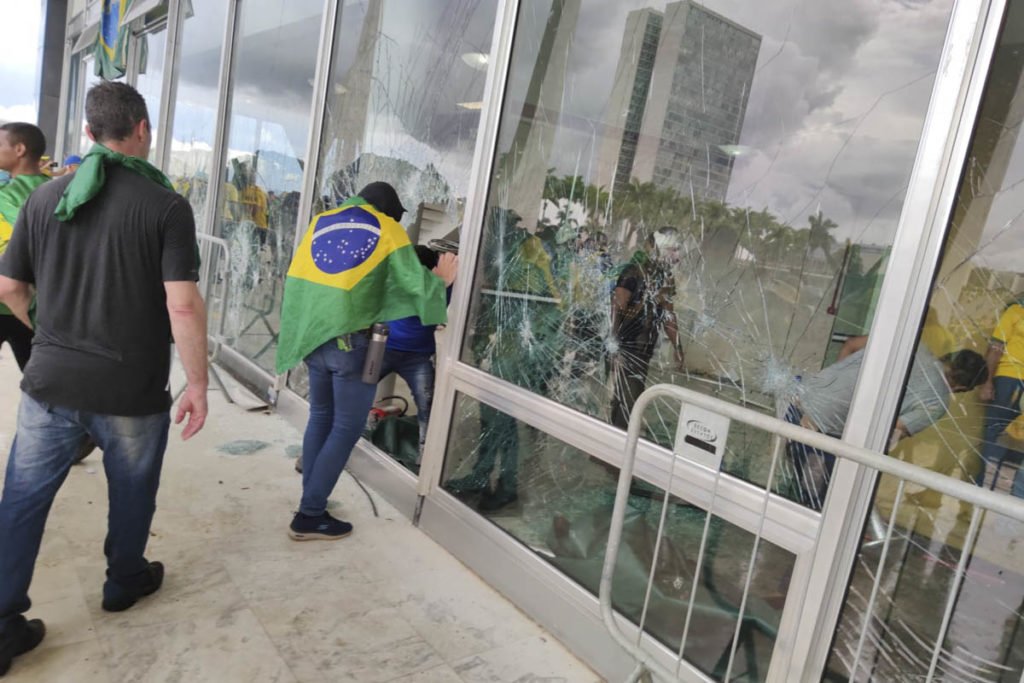 Manifestantes bolsonaristas invadem e destroem o prédio do Supremo Tribunal Federal (STF). Os terroristas andam pela lateral do prédio, jogando móveis no chão e quebrando vidraças - Metrópoles