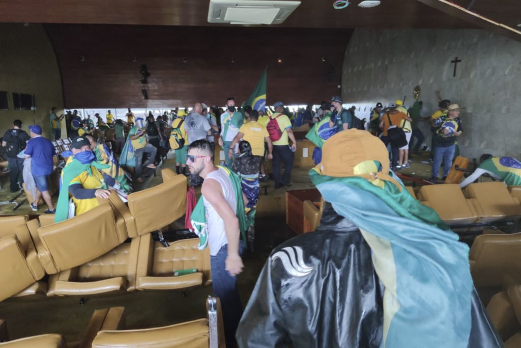 Manifestantes bolsonaristas invadem e destroem o prédio do Supremo Tribunal Federal (STF). Os terroristas andam pelo auditório do tribunal, jogando móveis no chão, com muitas cadeiras e mesas reviradas - Metrópoles