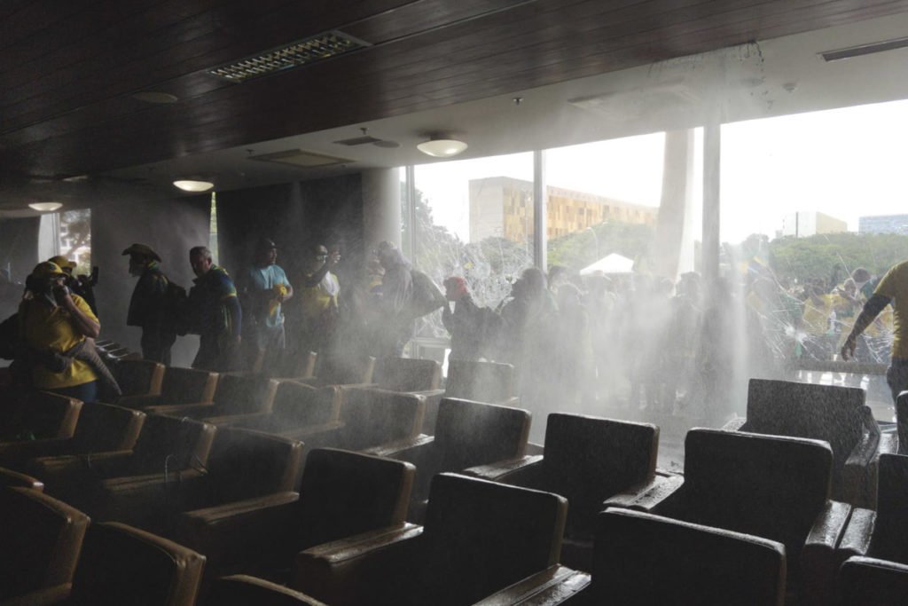 Manifestantes bolsonaristas invadem e destroem o prédio do Supremo Tribunal Federal (STF). Os terroristas andam pelo auditório do tribunal, jogando móveis no chão, com muitas cadeiras e mesas reviradas - Metrópoles