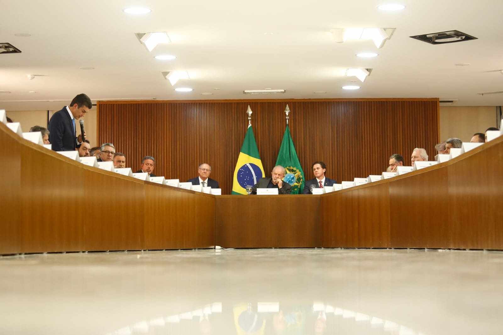 Presidente Lula se reúne com governadores. a reunião é para discutir os esforços conjuntos para conter os radicais e atos antidemocráticos 15