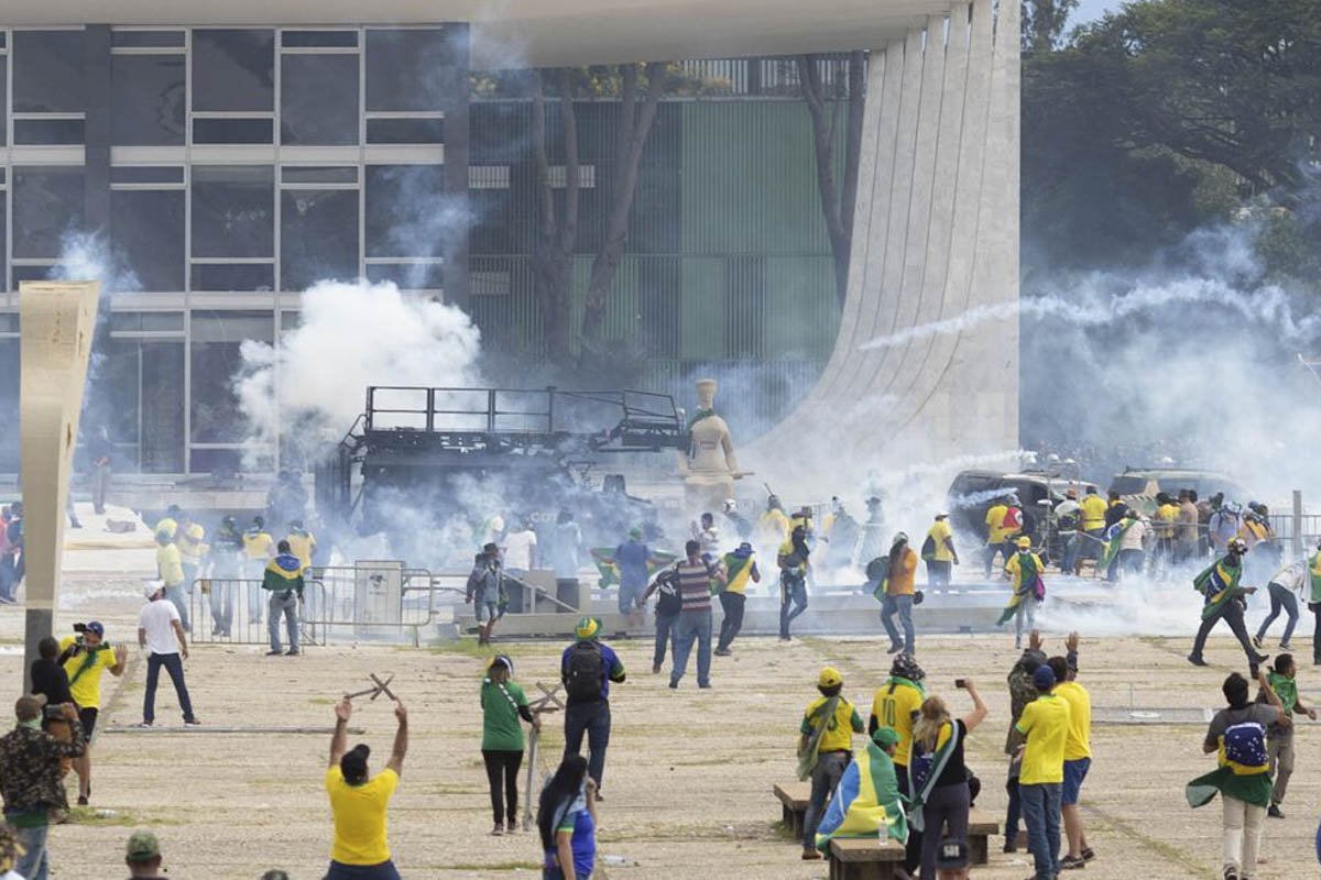manifestantes bolsonaristas terrorismo invadem e destroem o palacio do planalto 35