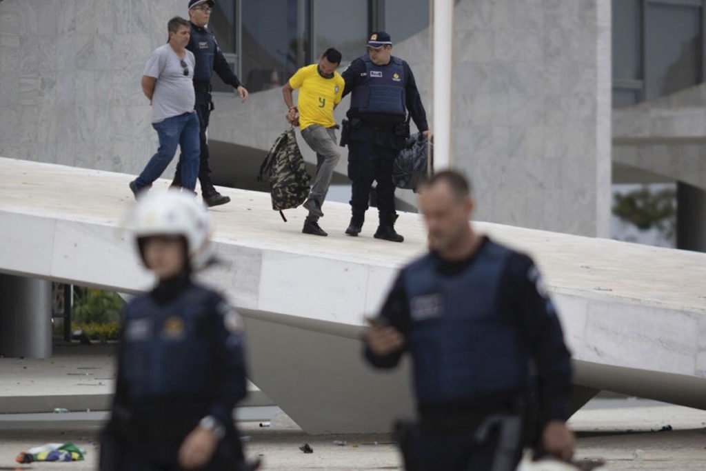 Foto colorida de manifestante sendo preso _ Metrópoles