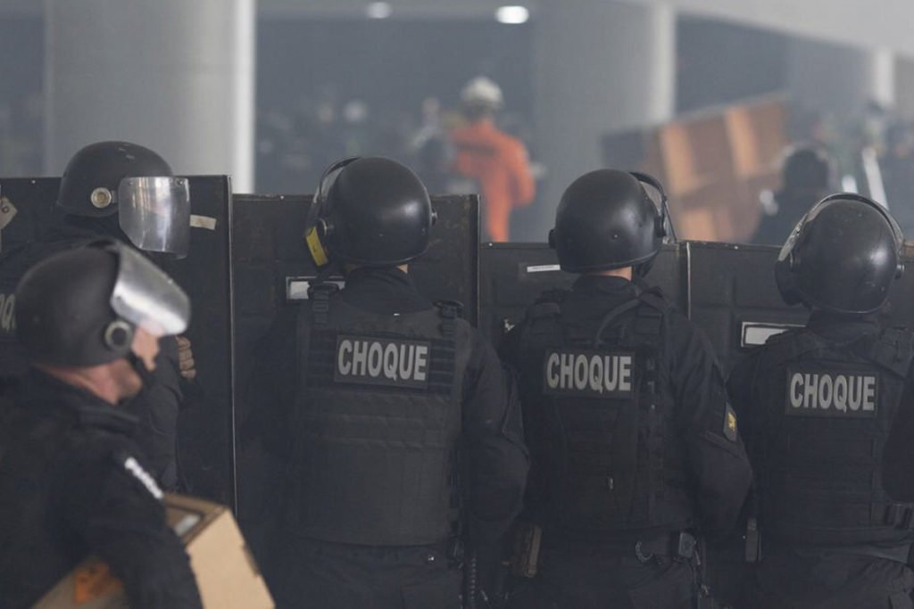 Tropa de choque tenta conter manifestantes bolsonaristas que vandalizam e promovem terrorismo no Palácio do Planalto. Eles fazem paredão com escudos - Metrópoles
