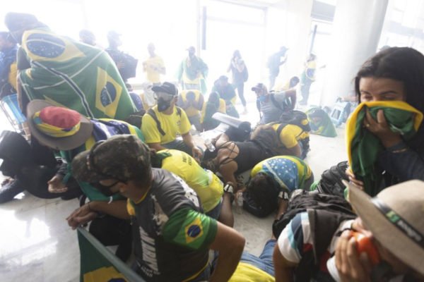 Foto colorida de manifestantes bolsonaristas sendo presos em atos de 8 de janeiro congresso nacional STF - Metrópoles