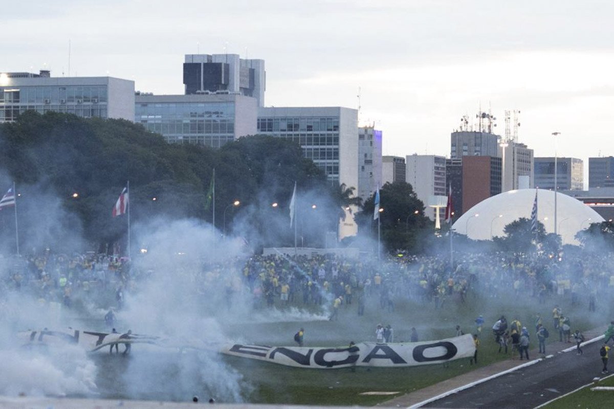 manifestantes bolsonaristas terrorismo invadem e destroem as instalacoes do Congresso nacional 5