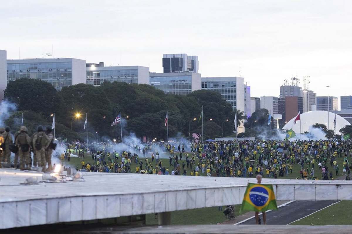 manifestantes bolsonaristas terrorismo invadem e destroem as instalacoes do Congresso nacional 7
