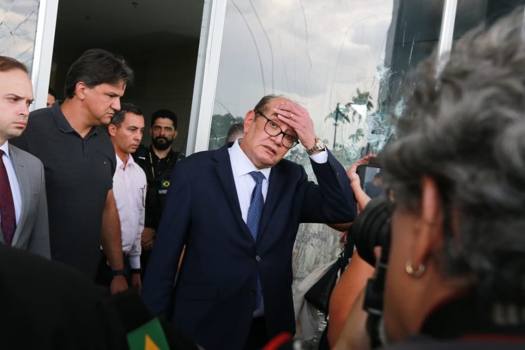 Ministro do STF ouve coro de fora Gilmar durante voo; veja o