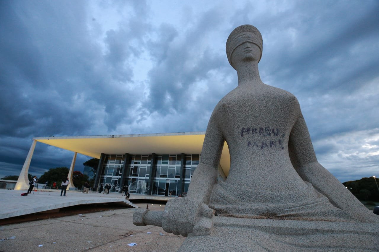 estátua do STF com os dizeres Perdeu Mané