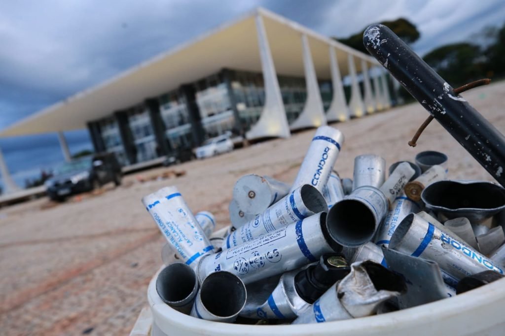 Capsulas de bomba são reunidas próxima ao STF - Metrópoles