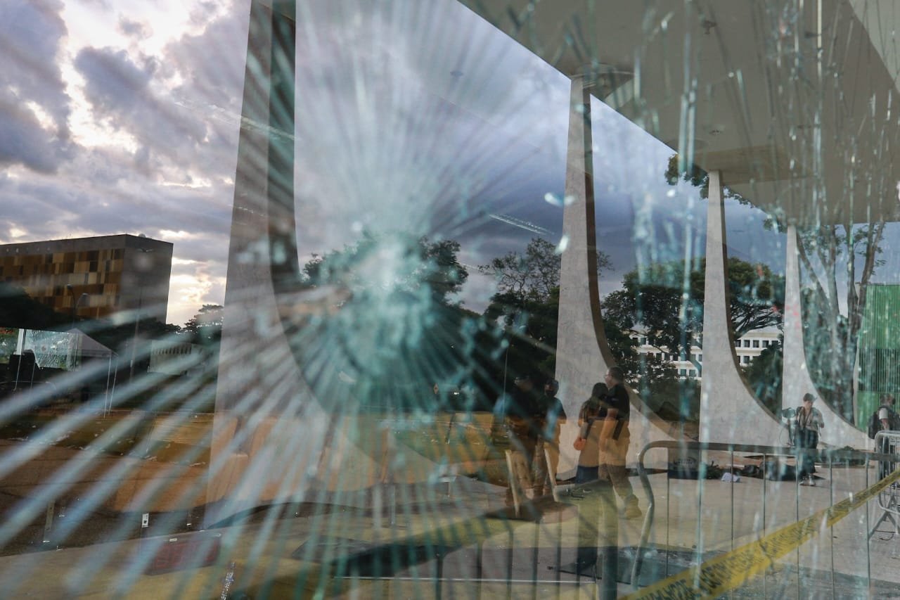 Vidro quebrado nas janelas do STF durante atos golpistas de 8/1/2023 - metrópoles