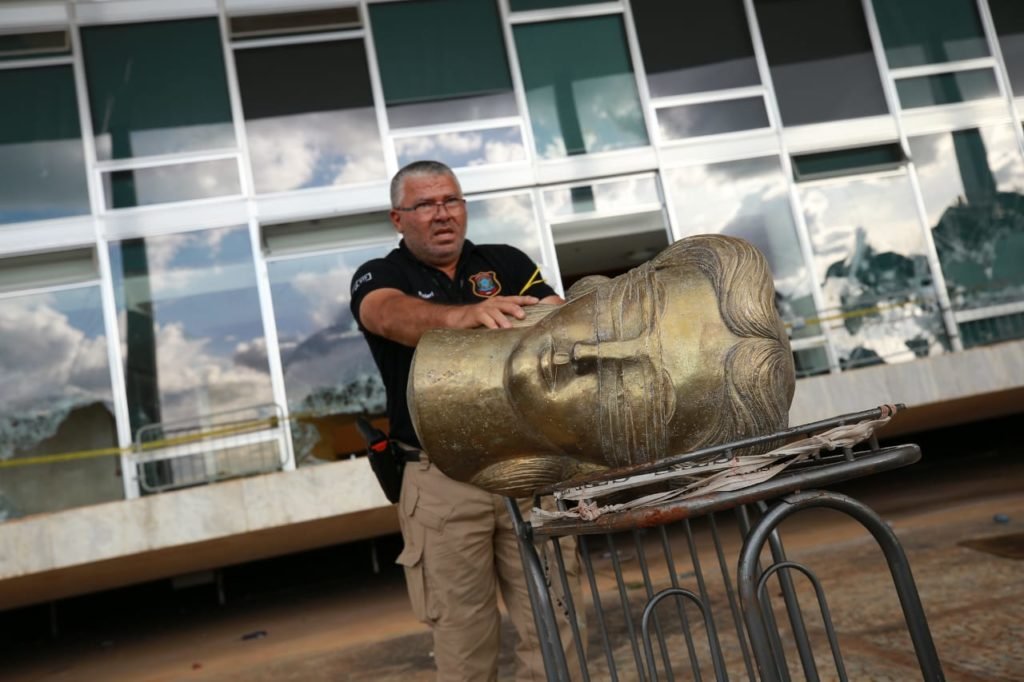 policial judiciário carrega cabeça de estátua no STF - Metrópoles