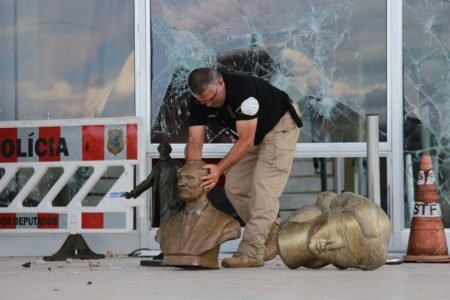 policial judiciário carrega cabeça de estátua no STF - Metrópoles