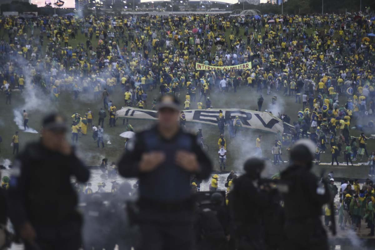 Manifestantes bolsonaristas invadem a Esplanada dos Ministérios e promovem atos de vandalismo e terrorismo em prédios públicos. Na imagem, eles invadem Congresso Nacional e destroem parte inferior do gramado, entrando em confronto com a polícia - Metrópoles