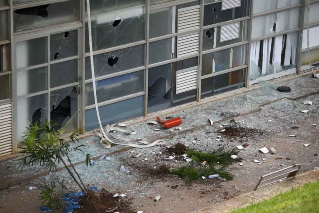 Manifestantes bolsonaristas invadem a Esplanada dos Ministérios e promovem atos de vandalismo e terrorismo em prédios públicos. Na imagem, eles invadem Congresso Nacional e destroem parte inferior do gramado, entrando em confronto com a polícia - Metrópoles