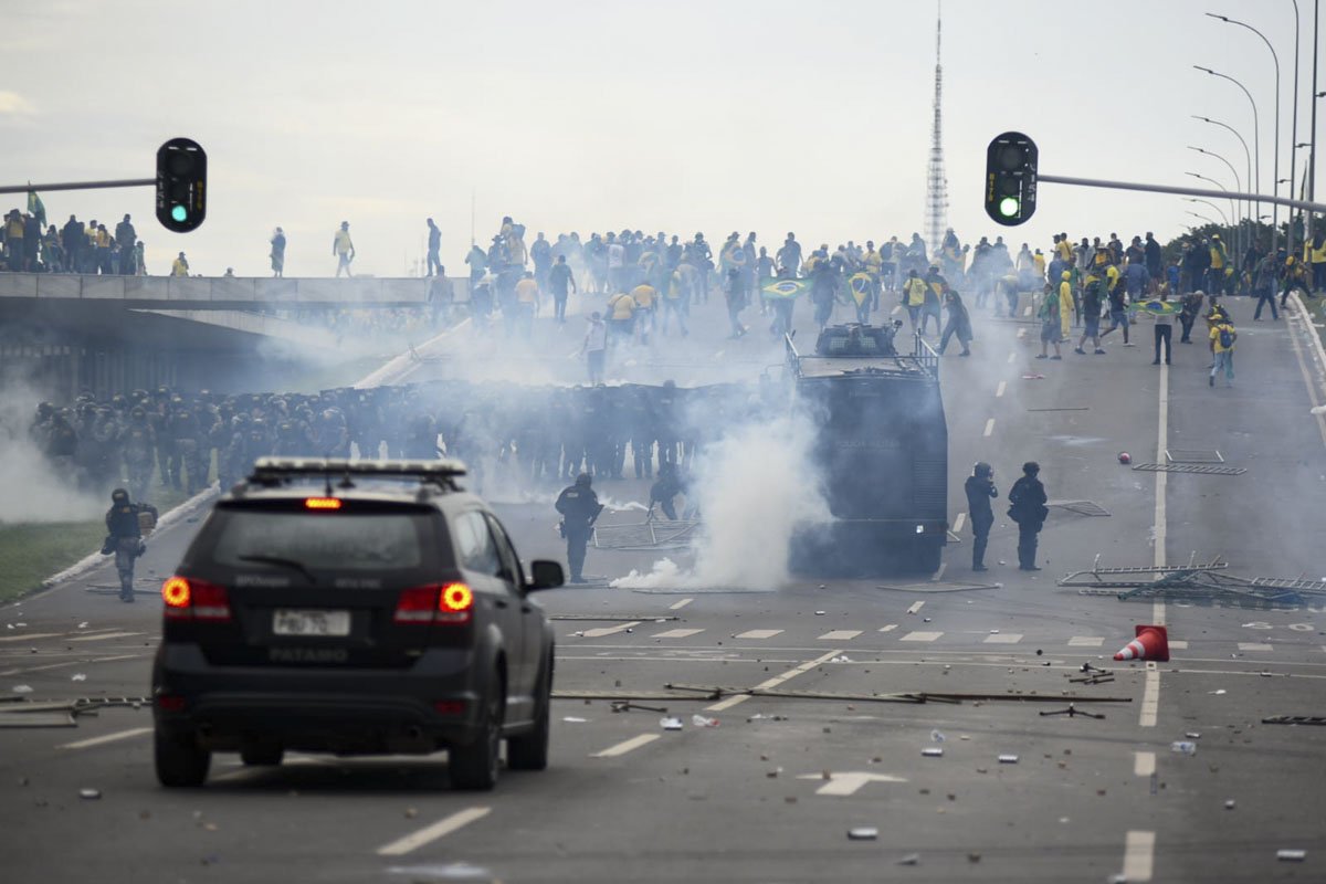 Manifestantes bolsonaristas invadem a Esplanada dos Ministérios e promovem atos de vandalismo e terrorismo em prédios públicos. Na imagem, eles invadem Congresso Nacional e destroem parte inferior do gramado, entrando em confronto com a polícia - Metrópoles