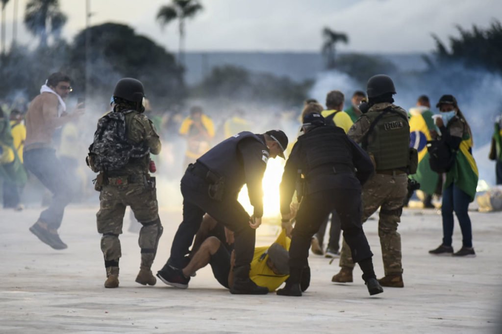 Manifestantes bolsonaristas invadem a Esplanada dos Ministérios e promovem atos de vandalismo e terrorismo em prédios públicos. Na imagem, eles invadem mezanino do Congresso Nacional, entrando em confronto com a polícia - Metrópoles