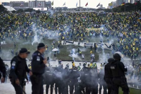 Manifestantes bolsonaristas invadem a Esplanada dos Ministérios e promovem atos de vandalismo e terrorismo em prédios públicos. Na imagem, eles invadem Congresso Nacional e destroem parte inferior do gramado, entrando em confronto com a polícia - Metrópoles