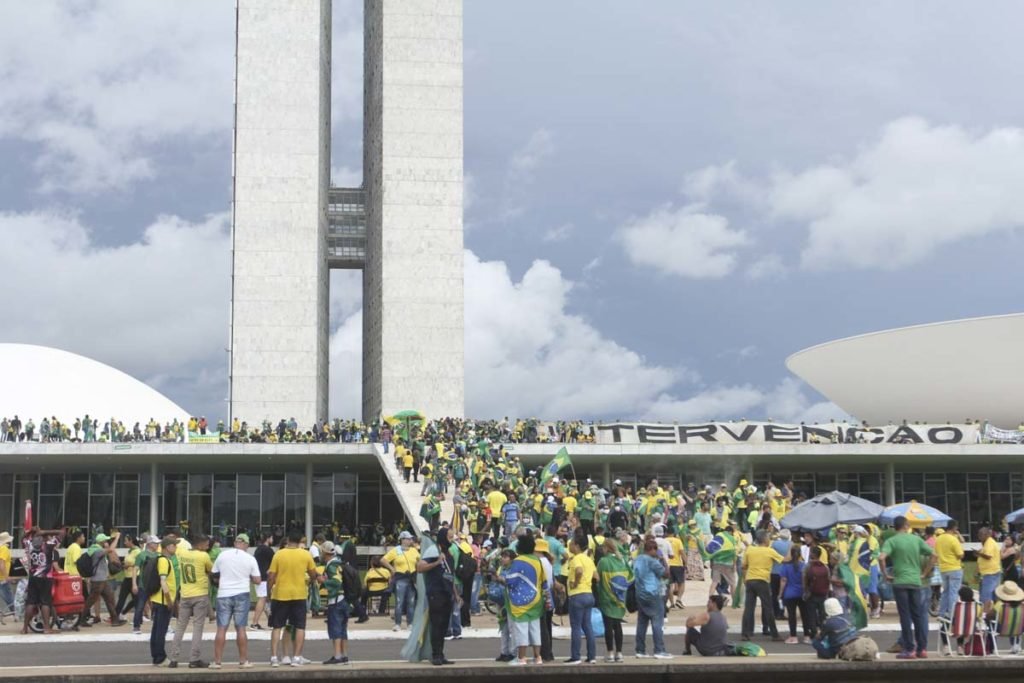 Manifestantes bolsonaristas invadem a Esplanada dos Ministérios e promovem atos de vandalismo e terrorismo em prédios públicos. Na imagem, eles invadem Congresso Nacional e destroem parte inferior do gramado, entrando em confronto com a polícia - Metrópoles