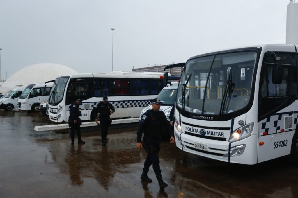 Forças de segurança do Distrito Federal montam esquema de proteção da Esplanada dos Ministérios, postados perto do Museu Nacional para manifestações bolsonaristas. Na imagem, diversos veículos aparecem estacionados no local - Metrópoles