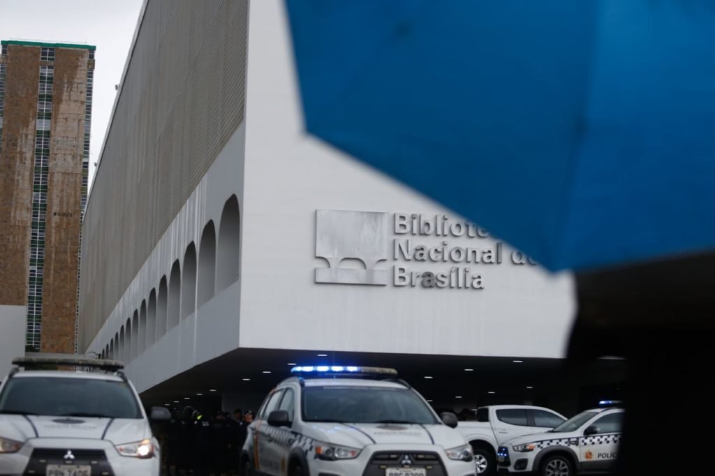 Forças de segurança do Distrito Federal montam esquema de proteção da Esplanada dos Ministérios, postados perto do Museu Nacional para manifestações bolsonaristas. Na imagem, diversos veículos aparecem estacionados no local - Metrópoles